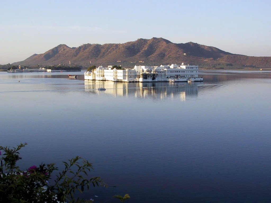 Hotels Near Lake Palace Udaipur